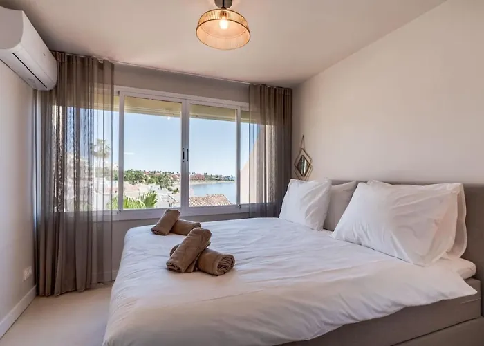 Ultimate - Centrally Located Beachside Apartment *