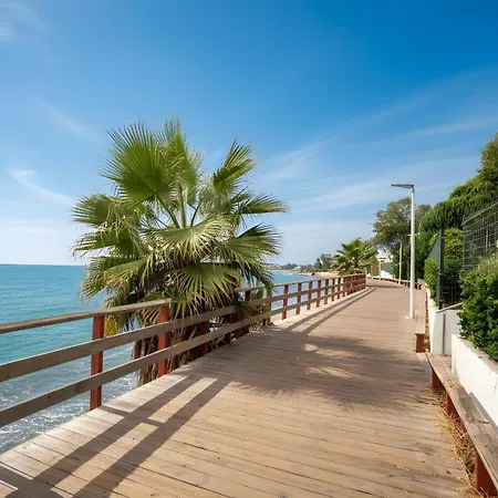 Ultimate - Centrally Located Beachside Daire Estepona
